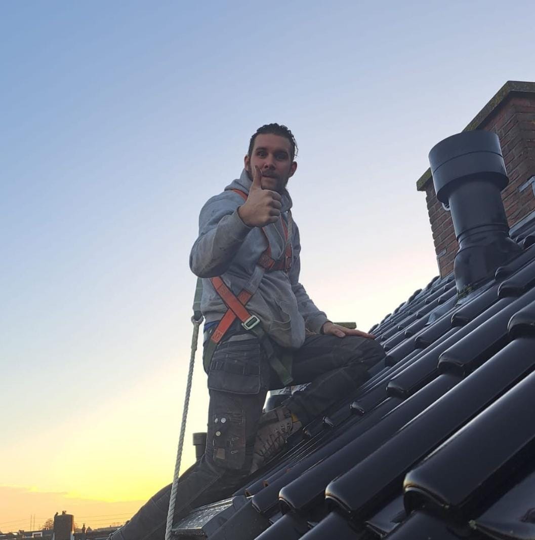 Jeffrey Lindeman aan het werk op een dak