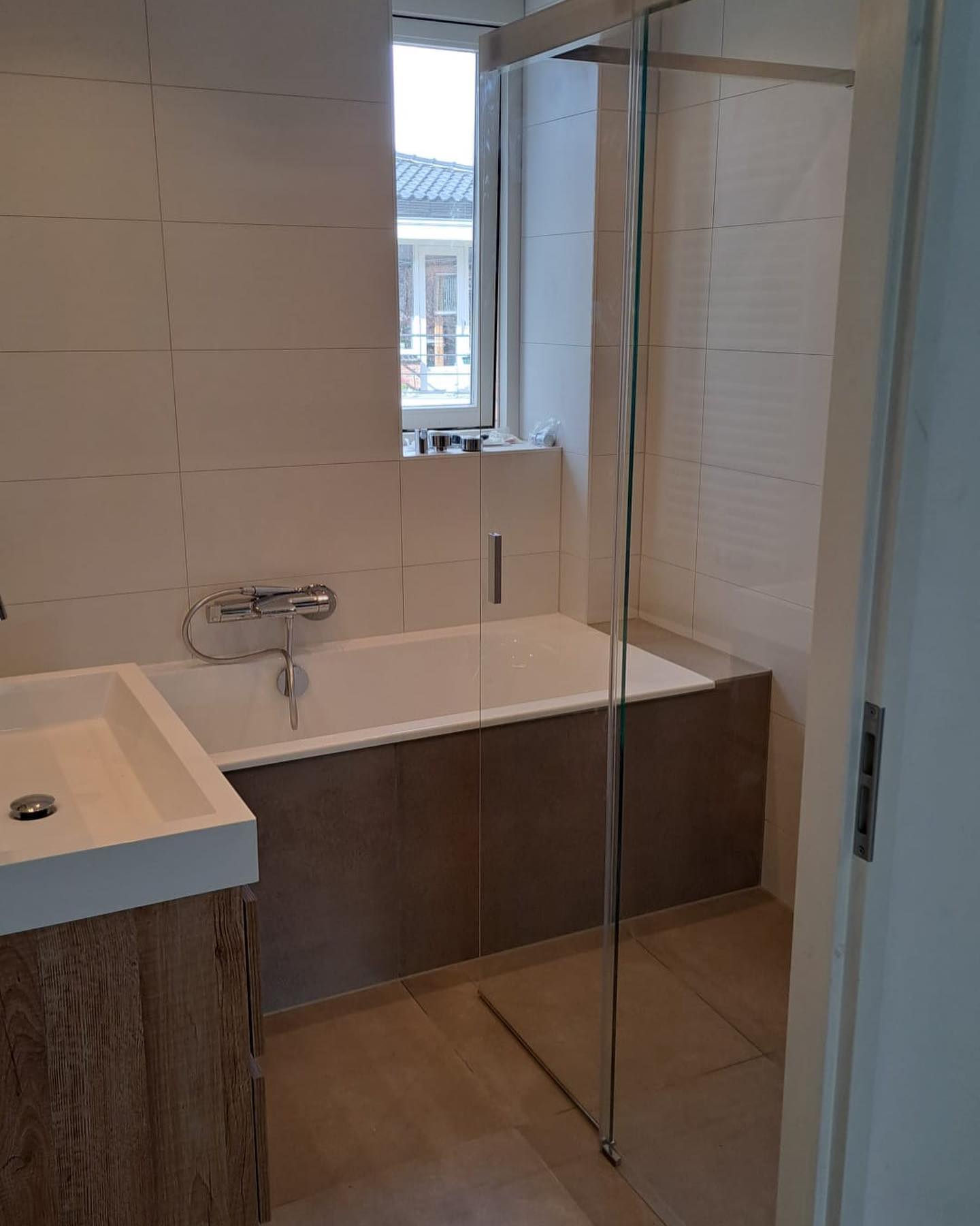 Bad met tegelwerk in een gerenoveerde badkamer