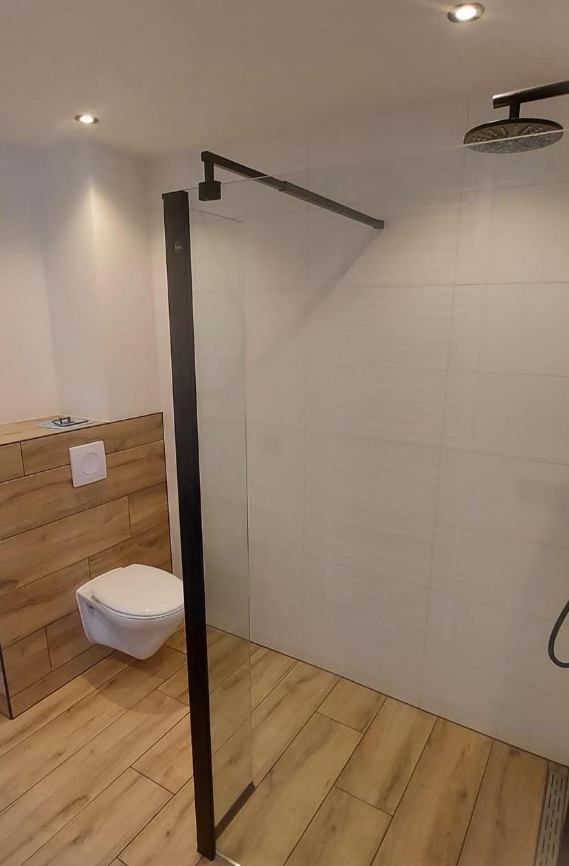 Douchewand met zwevend toilet en houtlook tegels