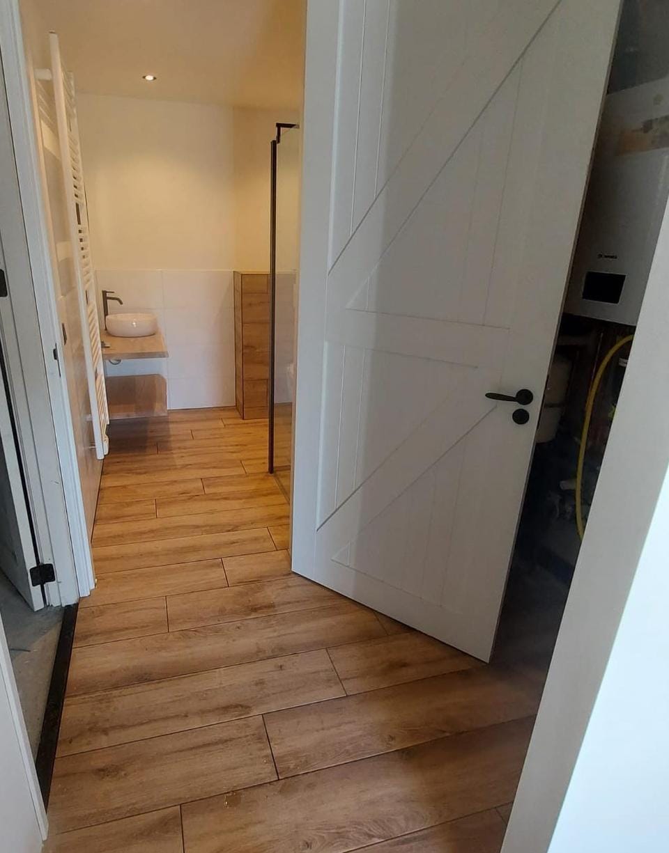 Gang met binnendeuren naar de badkamer