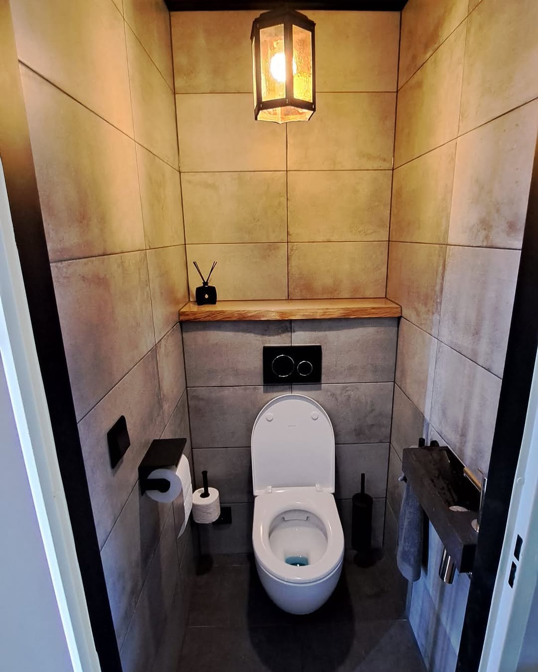 Vernieuwd toilet met sfeerverlichting en houten plank